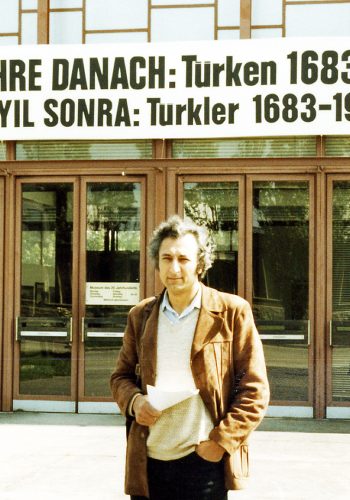 1983- Vor dem Museum für Moderne Kunst in Wien. Gruppenaustellung-300 Jahre  danach.
