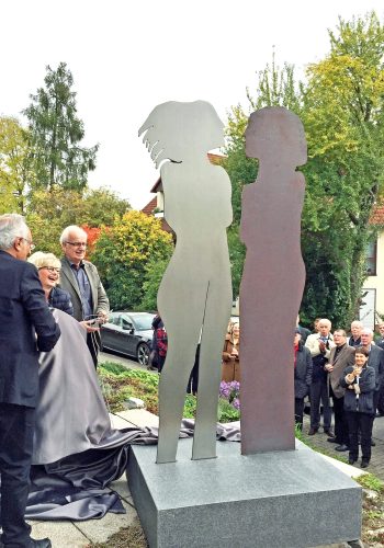 2019_Diaog_ H 220 cm_ Sockel_ H.30 cm